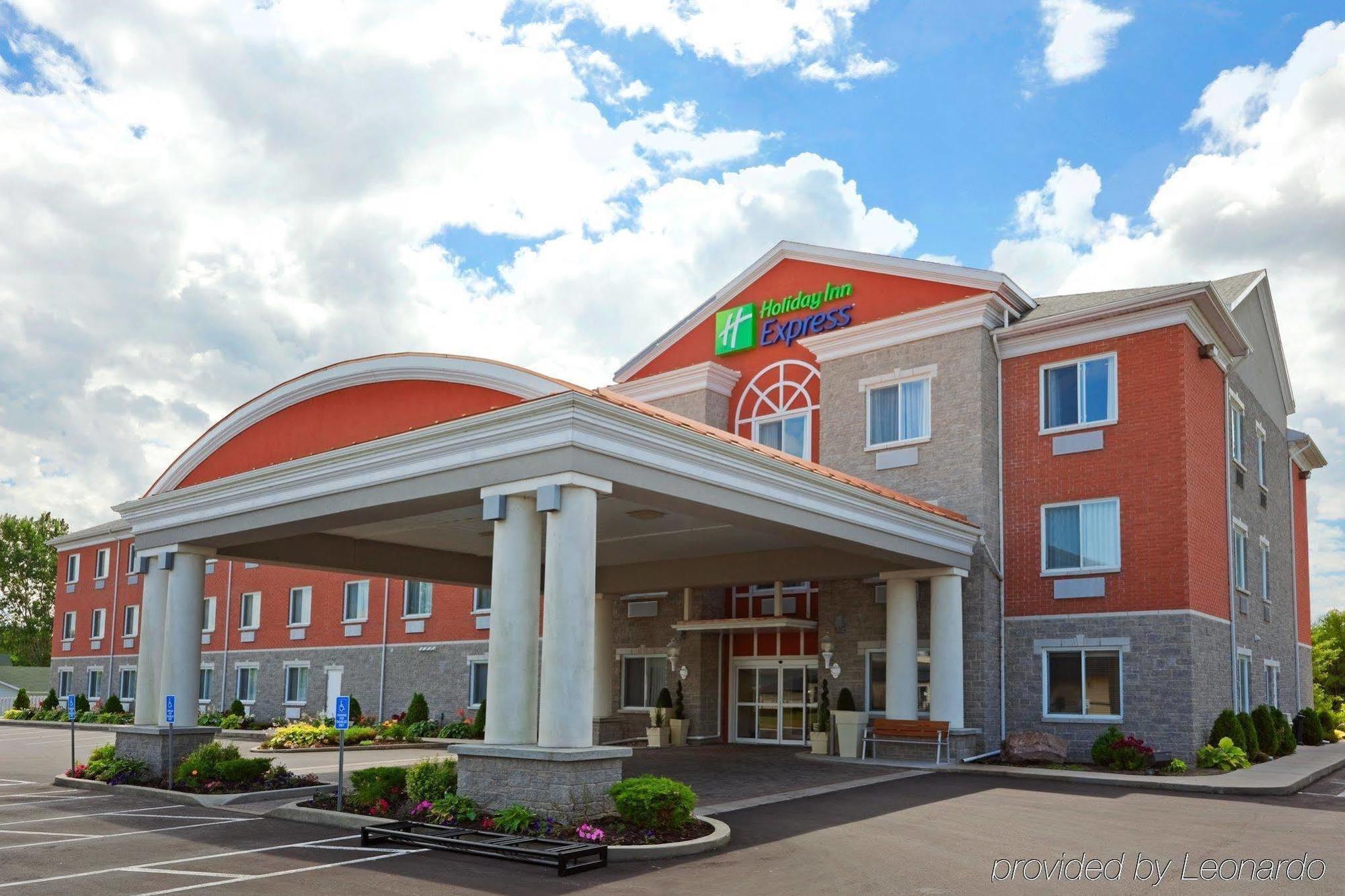 Holiday Inn Express Hotel & Suites 1000 Islands - Gananoque By Ihg Exterior foto